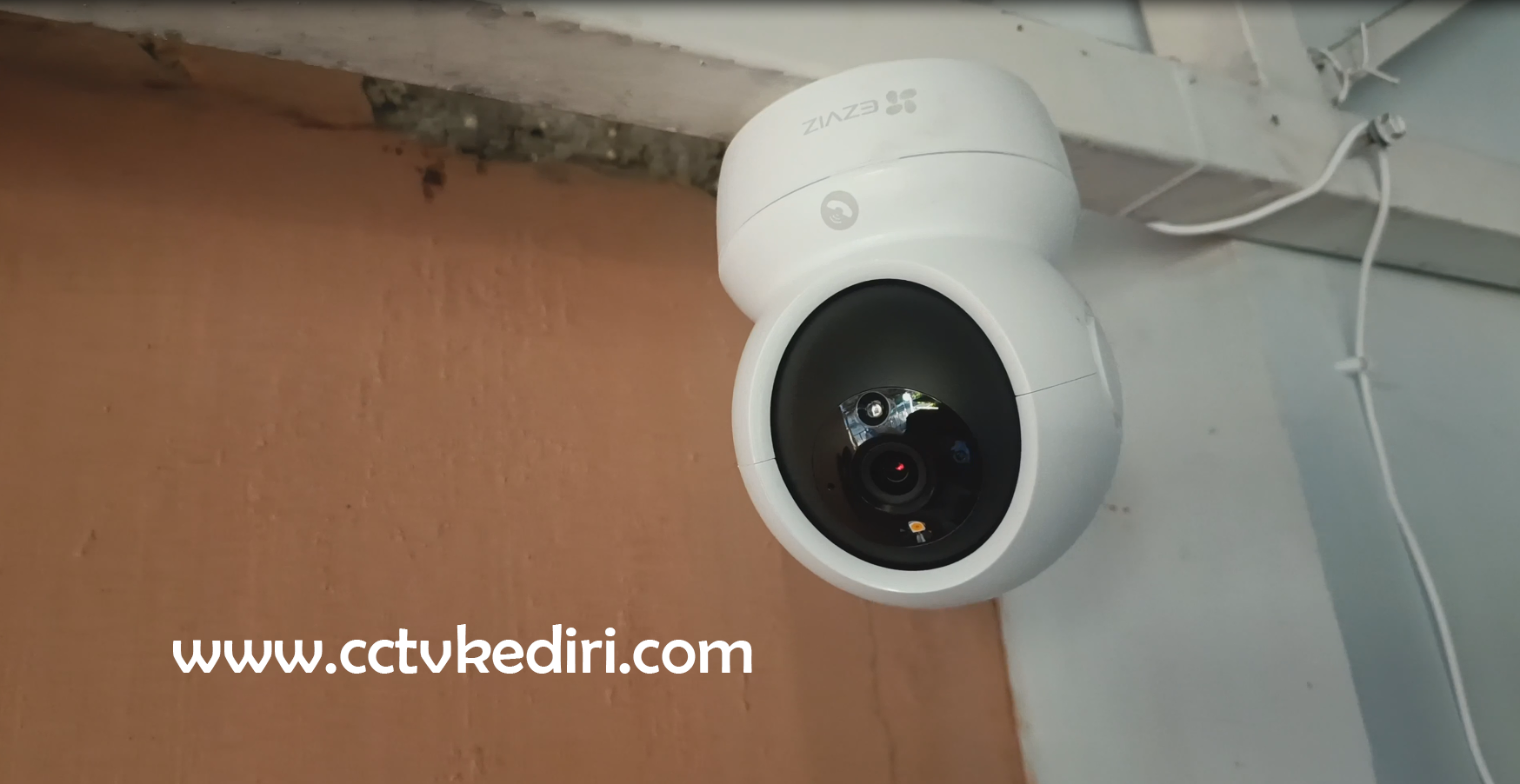 <p>Kamera EZVIZ 2MP Full Colour adalah kamera pengawas (CCTV) yang dirancang untuk memberikan gambar berwarna (full-colour) tidak hanya di siang hari, tetapi juga pada malam hari. Ini membedakannya dari kamera pengawas konvensional yang umumnya hanya menampilkan gambar hitam-putih saat gelap.&nbsp;</p>